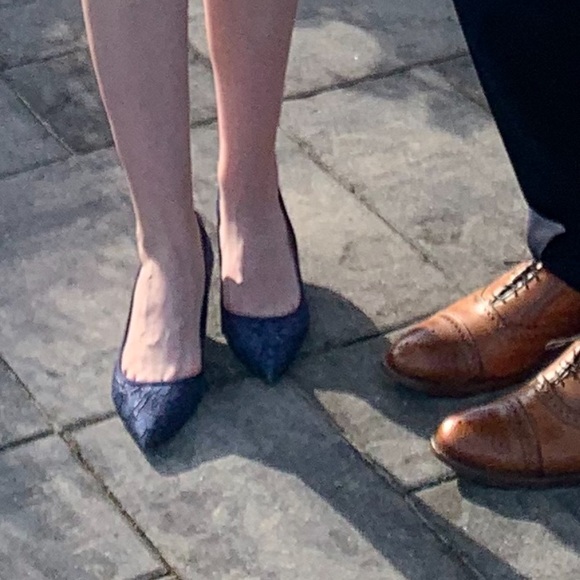 Adrianna Papell Lois Lace Kitten Heel Women's Size8M Dark Blue Dress Pumps - Picture 4 of 5